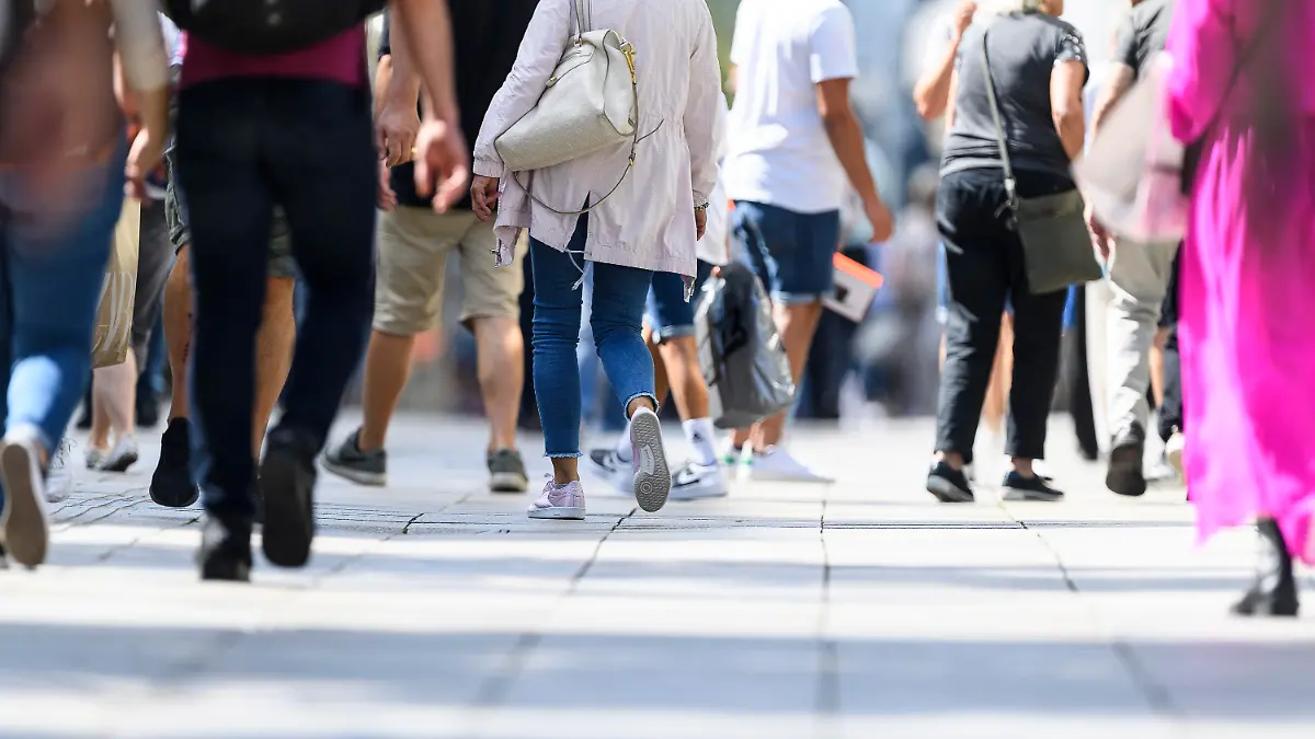 ARCHIV - 22.08.2019, Baden-Württemberg, Stuttgart: Passanten gehen über die Königstraße. Die Gehgeschwindigkeit eines Menschen kann verraten, wie gesund und geistig fit er ist. (zu dpa «Studie: Gang mit 45 Jahren zeigt Geschwindigkeit des Alterns an») Foto: Edith Geuppert/dpa +++ dpa-Bildfunk +++