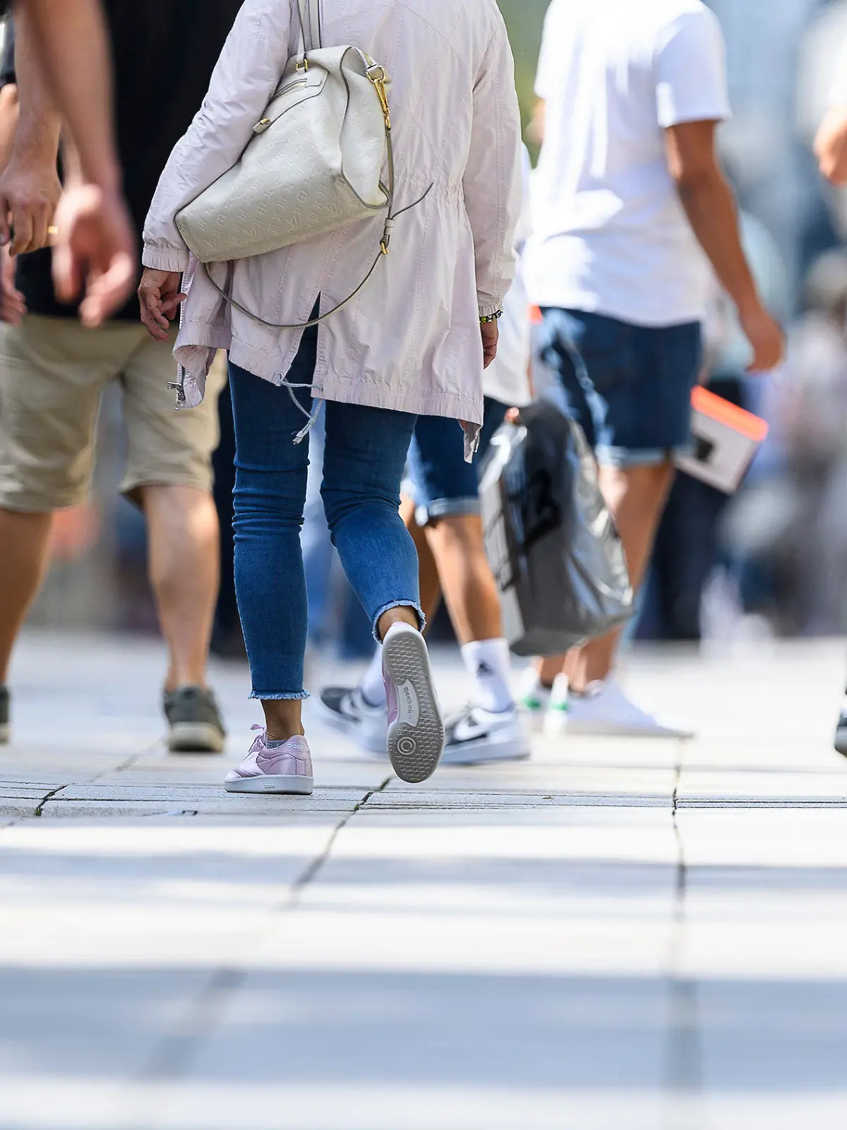 ARCHIV - 22.08.2019, Baden-Württemberg, Stuttgart: Passanten gehen über die Königstraße. Die Gehgeschwindigkeit eines Menschen kann verraten, wie gesund und geistig fit er ist. (zu dpa «Studie: Gang mit 45 Jahren zeigt Geschwindigkeit des Alterns an») Foto: Edith Geuppert/dpa +++ dpa-Bildfunk +++