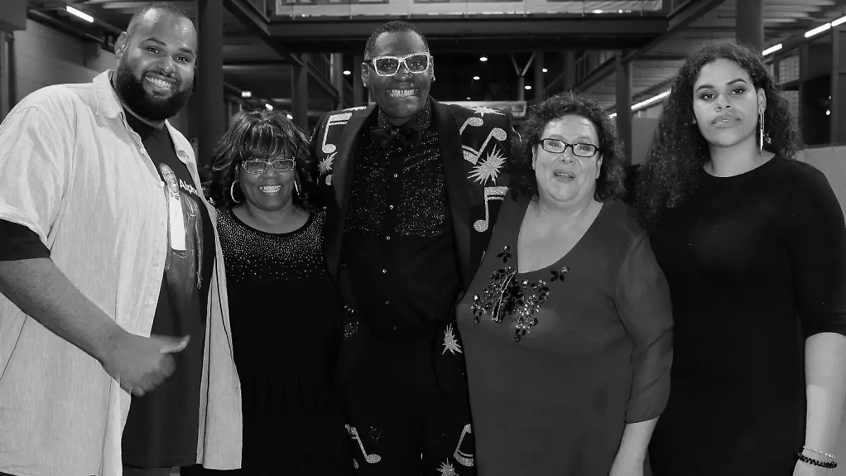 COLOGNE, GERMANY - MAY 06: 'Superstar 2017' Alphonso Williams (C) with his wife (2nd-R) and his family attend the after show during the finals of the tv competition 'Deutschland sucht den Superstar' (DSDS) at Coloneum on May 6, 2017 in Cologne, Germany. (Photo by Andreas Rentz/Getty Images)