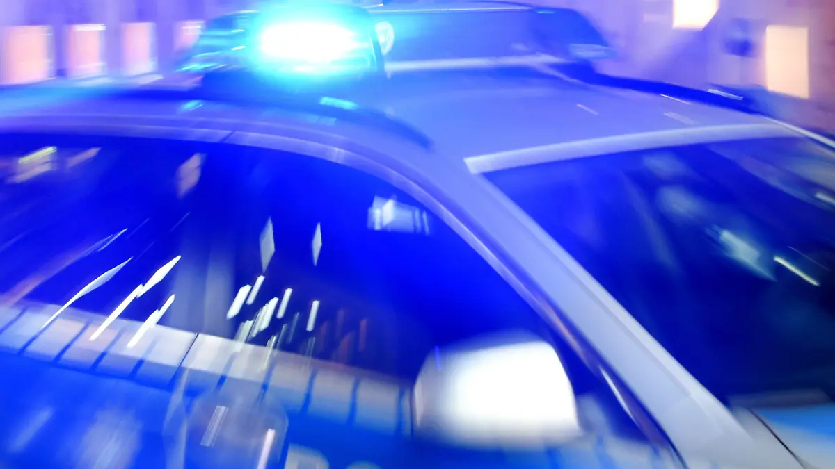 ARCHIV - 06.08.2015, Schleswig-Holstein, Flensburg: ILLUSTRATION - Ein Streifenwagen der Polizei steht mit eingeschaltetem Blaulicht auf der Straße. (zu dpa: «Viehtransporter mit 30 Kühen verunglückt - Fahrer schwer verletzt») Foto: Carsten Rehder/dpa +++ dpa-Bildfunk +++
