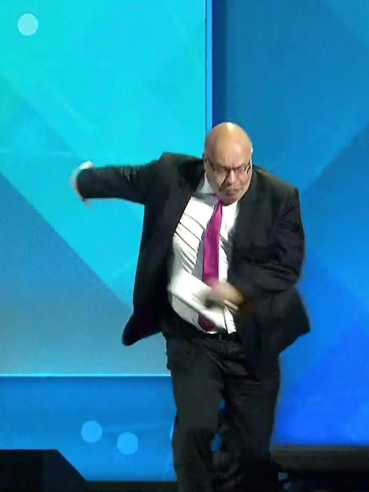 Wirtschaftsminister Peter Altmaier stürzt bei Digital-Gipfel von der Bühne