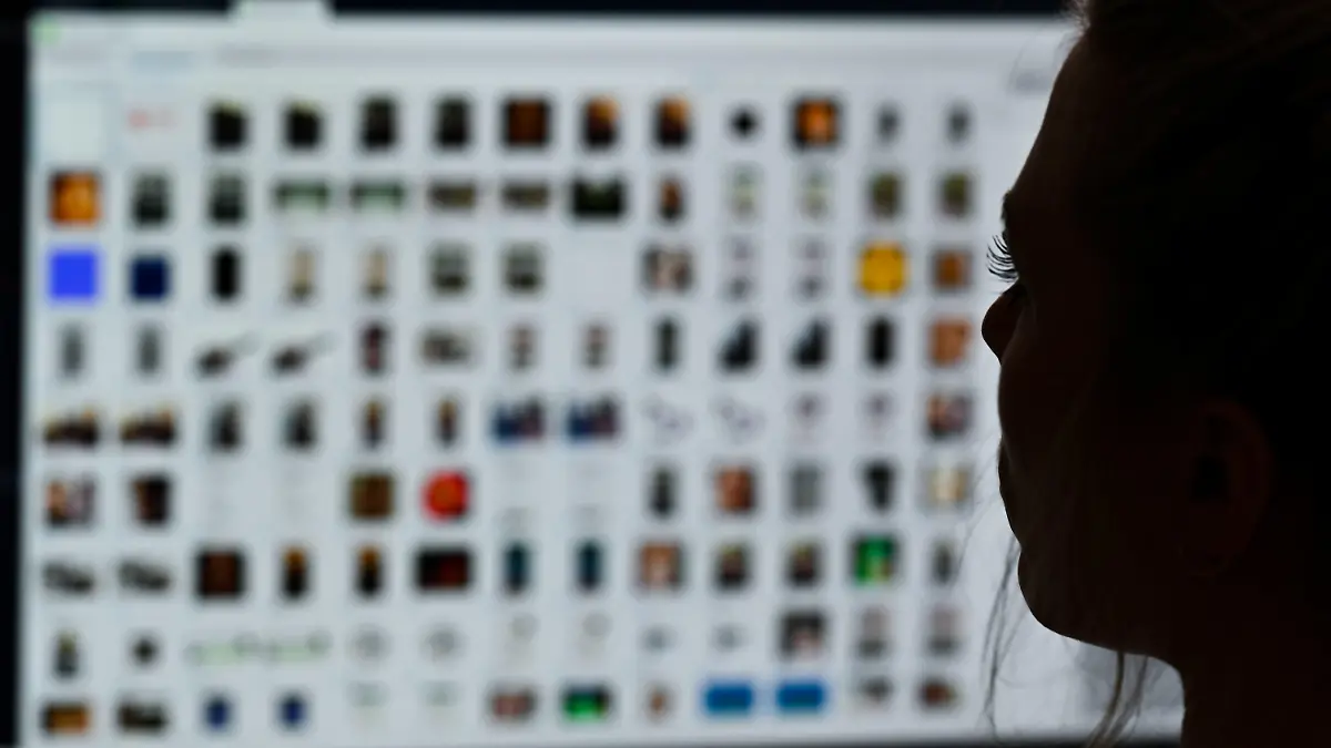 ARCHIV - 15.04.2021, Hessen, Gießen: ILLUSTRATION - Eine Kriminaloberkommissarin sitzt vor einem Auswertungscomputer bei Ermittlungen gegen Kinderpornografie und sexuellem Missbrauch. Vor der Konferenz von den Innen- und Justizministern fordert Bayern vom Bund die maximale Ausnutzung der rechtlichen Spielräume im Kampf gegen Kindesmissbrauch und Kinderpornografie. (zu dpa "Bayern fordert maximale Befugnisse im Kampf gegen Kindesmissbrauch") Foto: Arne Dedert/dpa +++ dpa-Bildfunk +++