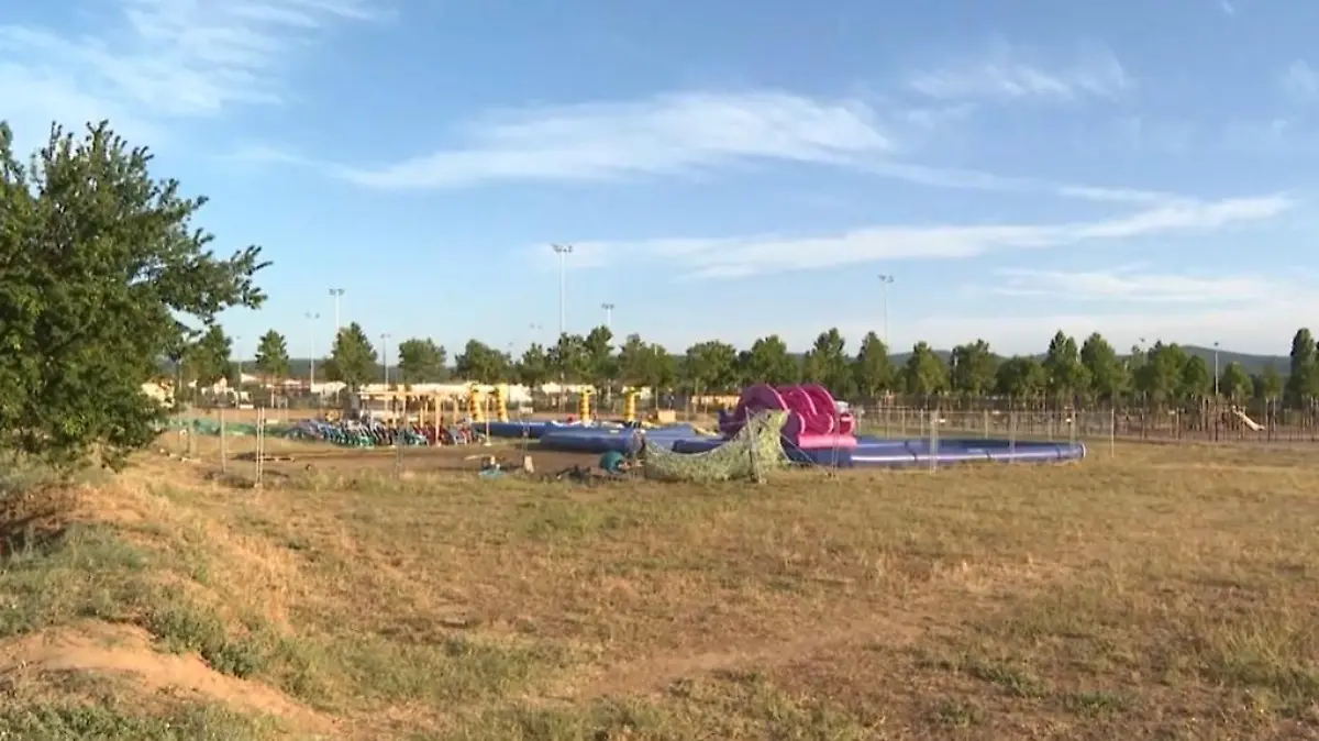 Die Überreste der Hüpfburg liegen im Gras.