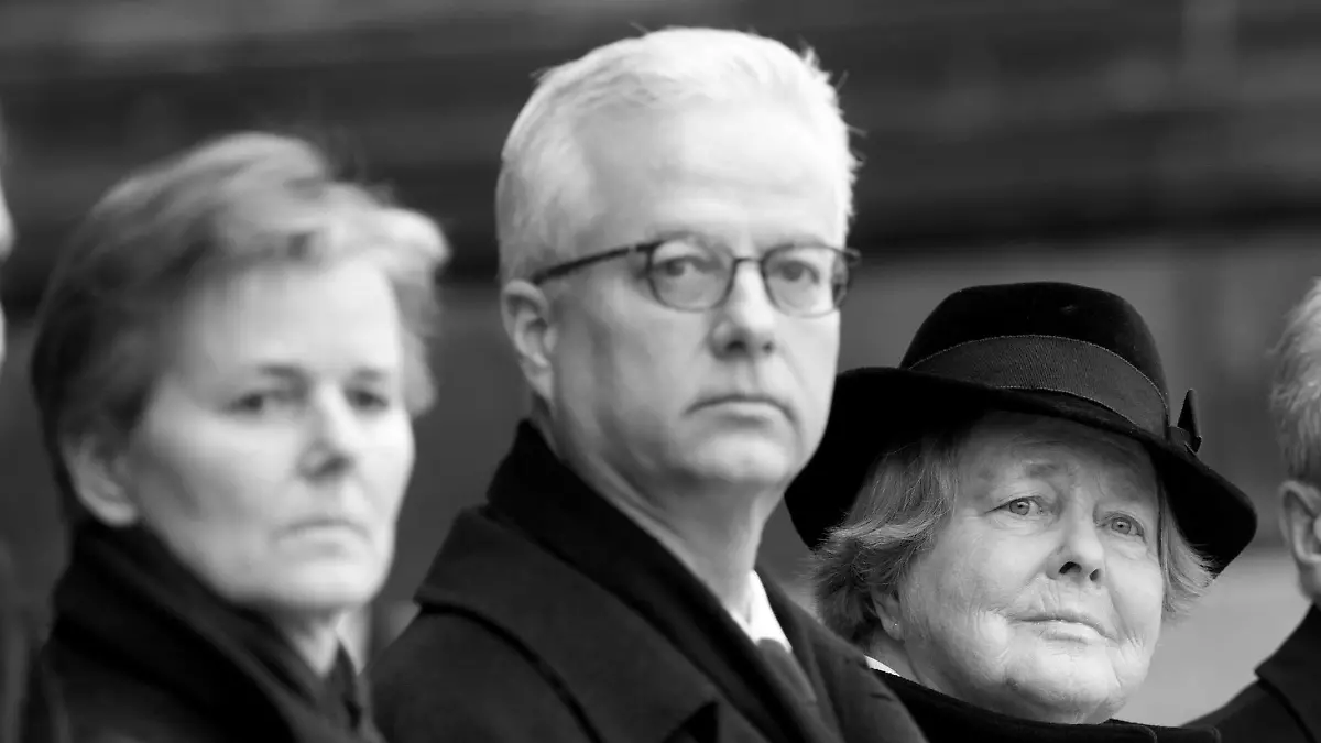 ARCHIV - 11.02.2015, Berlin: Die Witwe, Marianne von Weizsäcker (2.v.r.), und der damalige Bundespräsident Joachim Gauck (r), sowie die Kinder von Richard von Weizsäcker, Fritz von Weizsäcker und Beatrice von Weizsäcker, stehen beim Staatsakt für den gestorbenen Bundespräsidenten von Weizsäcker am Berliner Dom. In einer Berliner Privatklinik ist der Chefarzt Fritz von Weizsäcker getötet worden. Das bestätigte eine Polizeisprecherin am Dienstagabend. (Wiederholung mit geändertem Bildausschnitt) Foto: Maurizio Gambarini/dpa +++ dpa-Bildfunk +++