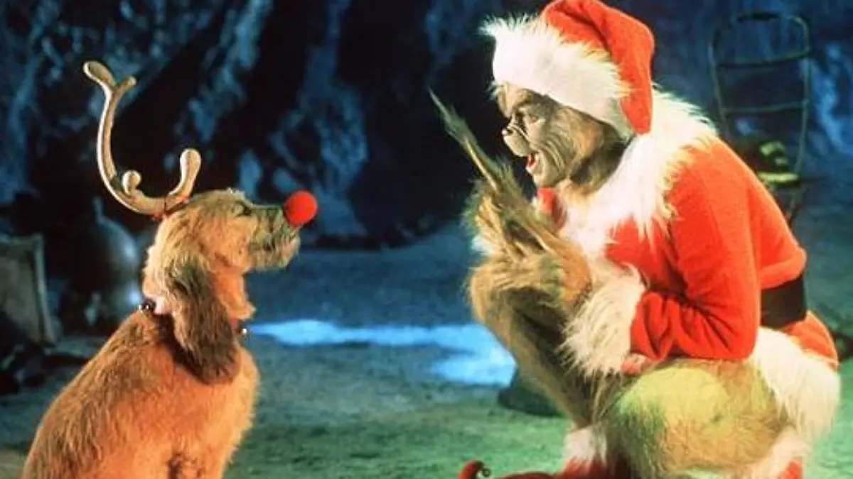 Der hinterlistige Grinch (Jim Carrey) spricht in dem neuen Kinofilm "Der Grinch" zu seinem treuen Hund Max (Szenenfoto). Der pelzig-grüne Einsiedler hat den bitterbösen Plan, den fröhlichen Einwohnern des am Fuße seines Berges Mount Crumpit gelegenen Ortes Whoville ihr Weihnachtsfest gründlich zu vermiesen. So steigt der Höhlenbewohner als Weihnachtsmann verkleidet in die Stadt hinab, um den Bürgern ihre Dekoration für das schönste Fest des Jahres sowie alle Geschenke zu stehlen. Doch nachdem er seinen niederträchtigen Plan in die Tat umgesetzt hat, muss er erkennen, dass sich die "Whos" ihre Freude am Fest der Liebe so schnell nicht nehmen lassen. Daraufhin sucht er nach einer Möglichkeit, selbst am Weihnachtsfest der Menschen teilzunehmen... Starttermin der Komödie für die ganze Familie ist der 23.11.2000.