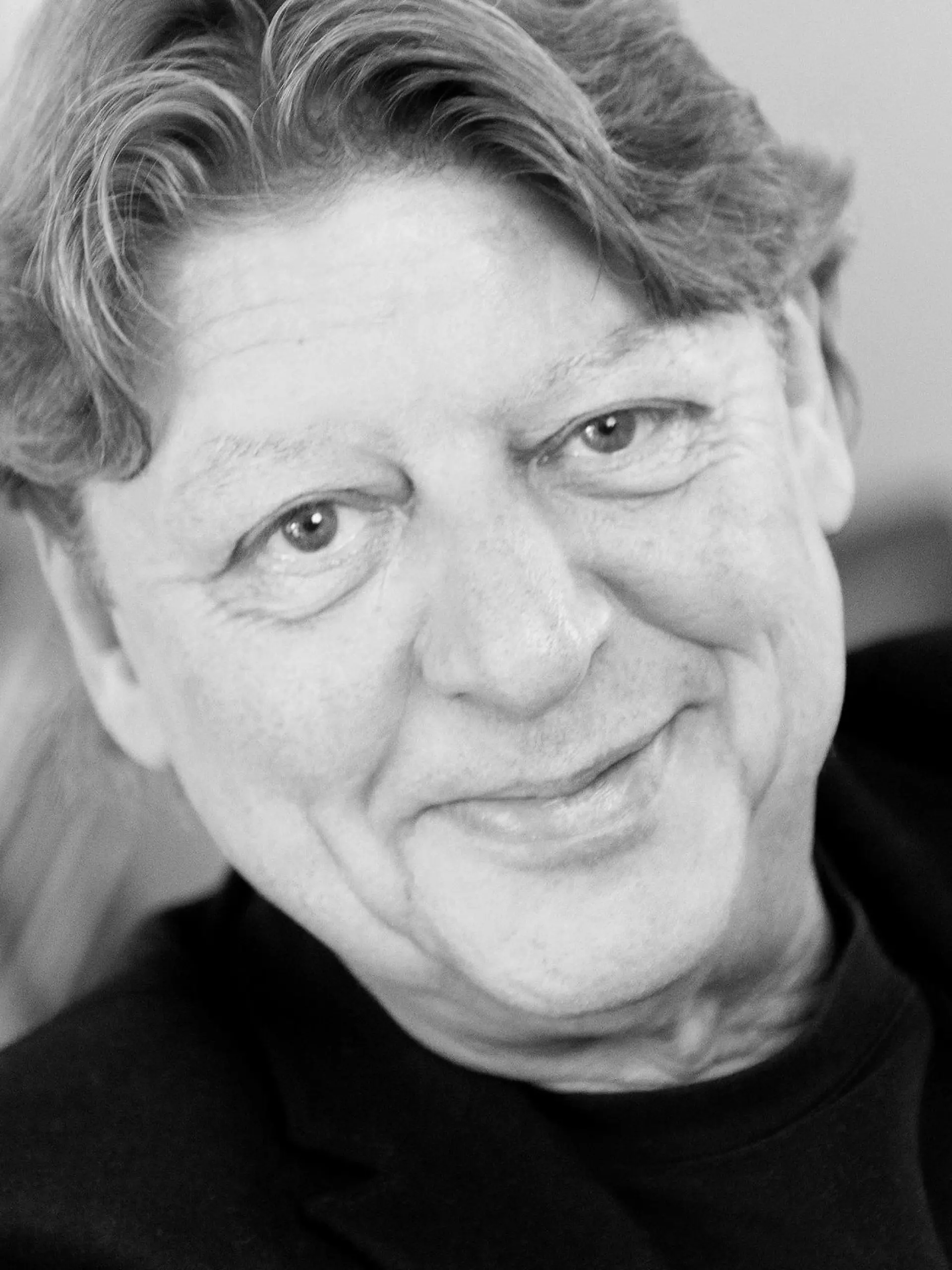 ARCHIV - 04.11.2015, Nordrhein-Westfalen, Meerbusch: Walter Freiwald, Fernseh-Moderator, sitzt in seinem Haus in Meerbusch. (Zu dpa: "Schwer erkrankter Walter Freiwald bedankt sich für Zuspruch") Foto: Monika Skolimowska/dpa +++ dpa-Bildfunk +++