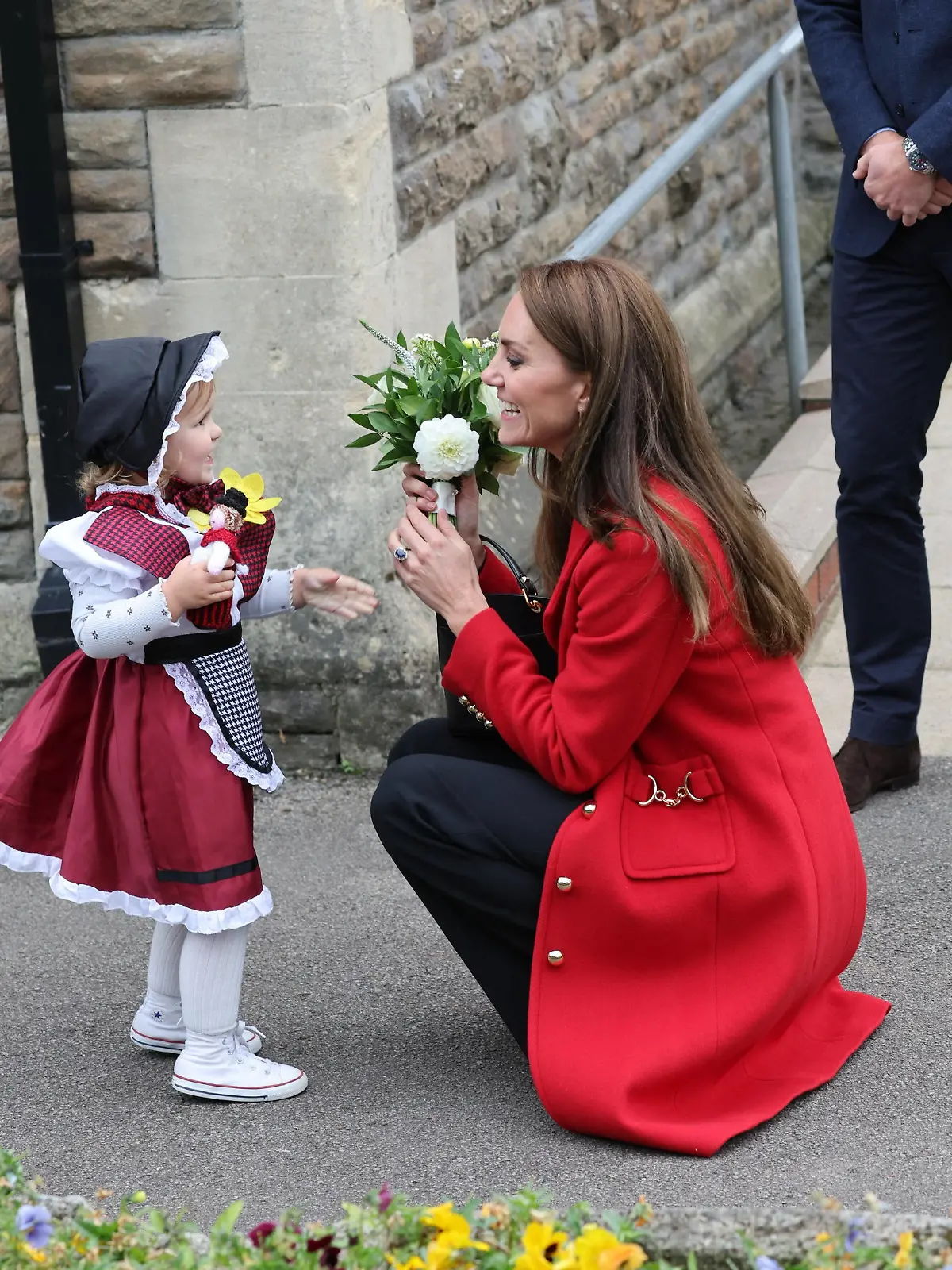Entertainment Bilder des Tages . 27/09/2022. Swansea, United Kingdom. Prince William and Kate Middleton, the Prince and Princess of Wales, leaving the St. Thomas Church community hub in Swansea, Wales, United Kingdom. PUBLICATIONxINxGERxSUIxAUTxHUNxONLY xStephenxLockx/xi-Imagesx IIM-23795-0035