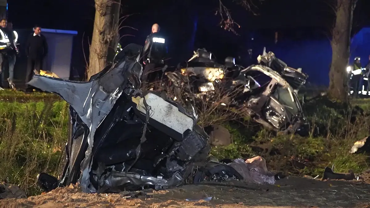 Lingen, Emsland: Auto bei Horror-Unfall in zwei Hälften zerteilt - 23-jähriger Fahrer stirbt am Unfallort