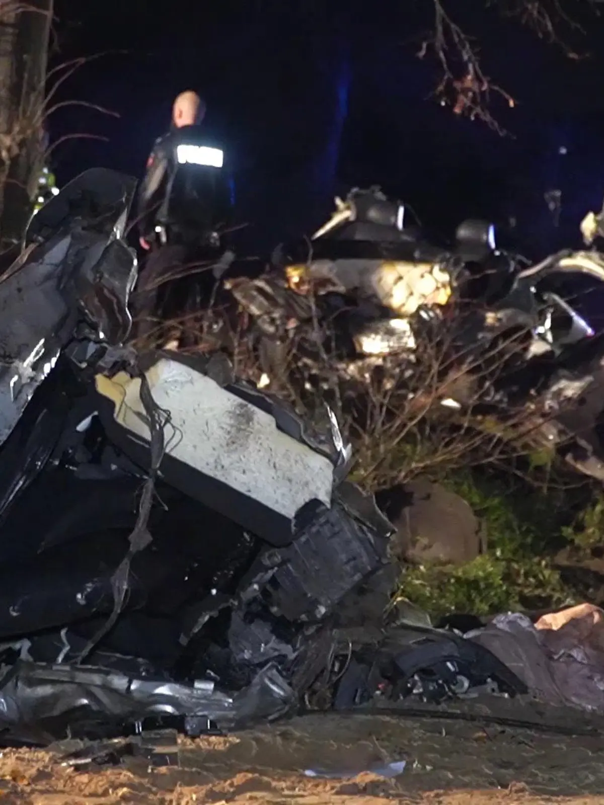 Lingen, Emsland: Auto bei Horror-Unfall in zwei Hälften zerteilt - 23-jähriger Fahrer stirbt am Unfallort