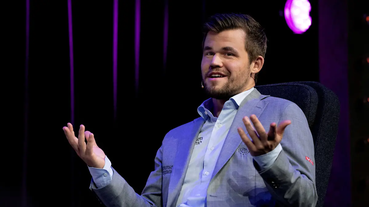 FILE PHOTO: Norwegian chess player Magnus Carlsen participates at the Energy Denmark Champions Battle 2019 in Circus Building, Copenhagen, Denmark May 22, 2019. Claus Bech/Ritzau Scanpix/via REUTERS    ATTENTION EDITORS - THIS IMAGE WAS PROVIDED BY A THIRD PARTY. DENMARK OUT./File Photo