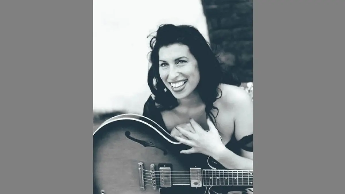 Der Künstler Alper Yesiltas hat mittels einer KI-Technologie ein Portrait von Amy Winehouse, wie sie heute aussehen würde, erschaffen.