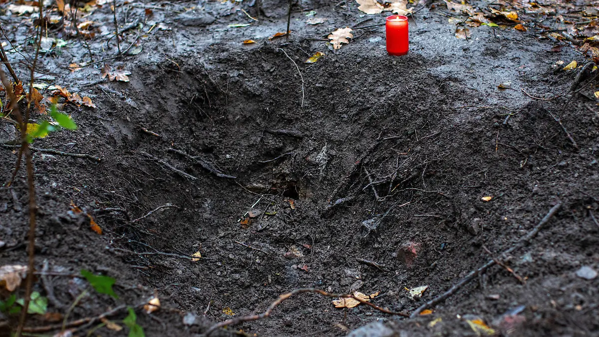 06.12.2019, Nordrhein-Westfalen, Duisburg: Ein Grablicht steht an einer Grube in einem Waldstück in Duisburg. Die Polizei hat in einem Wald in Duisburg die Leiche einer jungen Frau gefunden. Laut Staatsanwaltschaft gehen die Ermittler davon aus, dass es sich um eine seit drei Monaten vermisste 26-Jährige handelt. Der Ehemann (28) der Frau wurde vorläufig festgenommen. Er soll im Laufe des Tages einem Haftrichter vorgeführt werden. Foto: Christoph Reichwein/dpa +++ dpa-Bildfunk +++