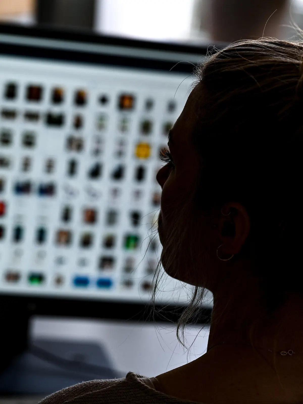 ARCHIV - 15.04.2021, Hessen, Gießen: Ein Kriminaloberkommissarin sitzt in einem Büro vor einem Auswertungscomputer und ermittelt gegen Kindesmissbrauch im Internet.     (zu dpa «Prozess gegen Betreiber von Kinderpornografie-Plattform begonnen») Foto: Arne Dedert/dpa +++ dpa-Bildfunk +++