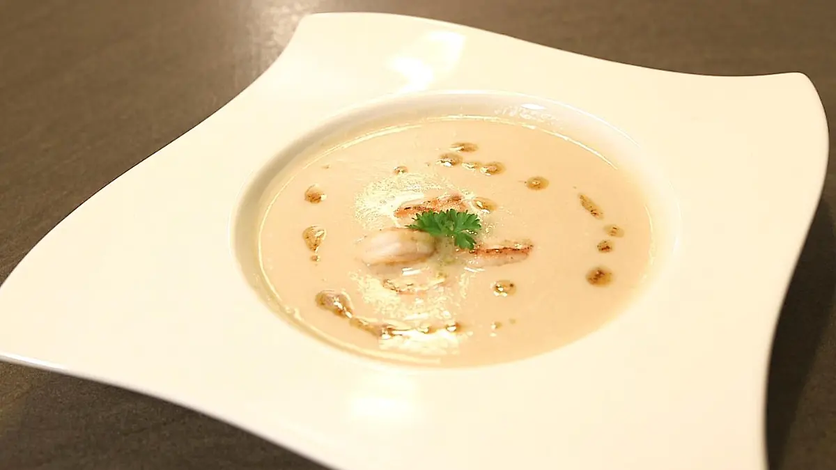Blumenkohl-Mandelsuppe mit Garnelen
