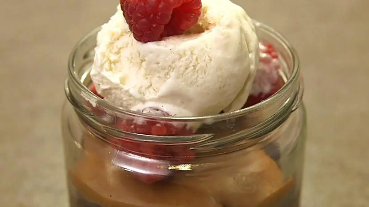 Brownie Im Glas mit Erdnuss-Salzkaramell