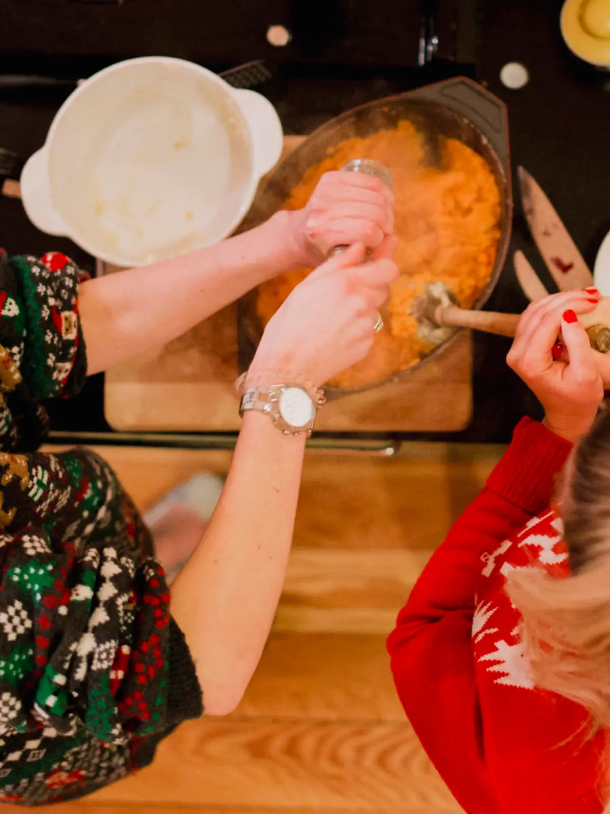 Frauen kochen das Weihnachtsessen