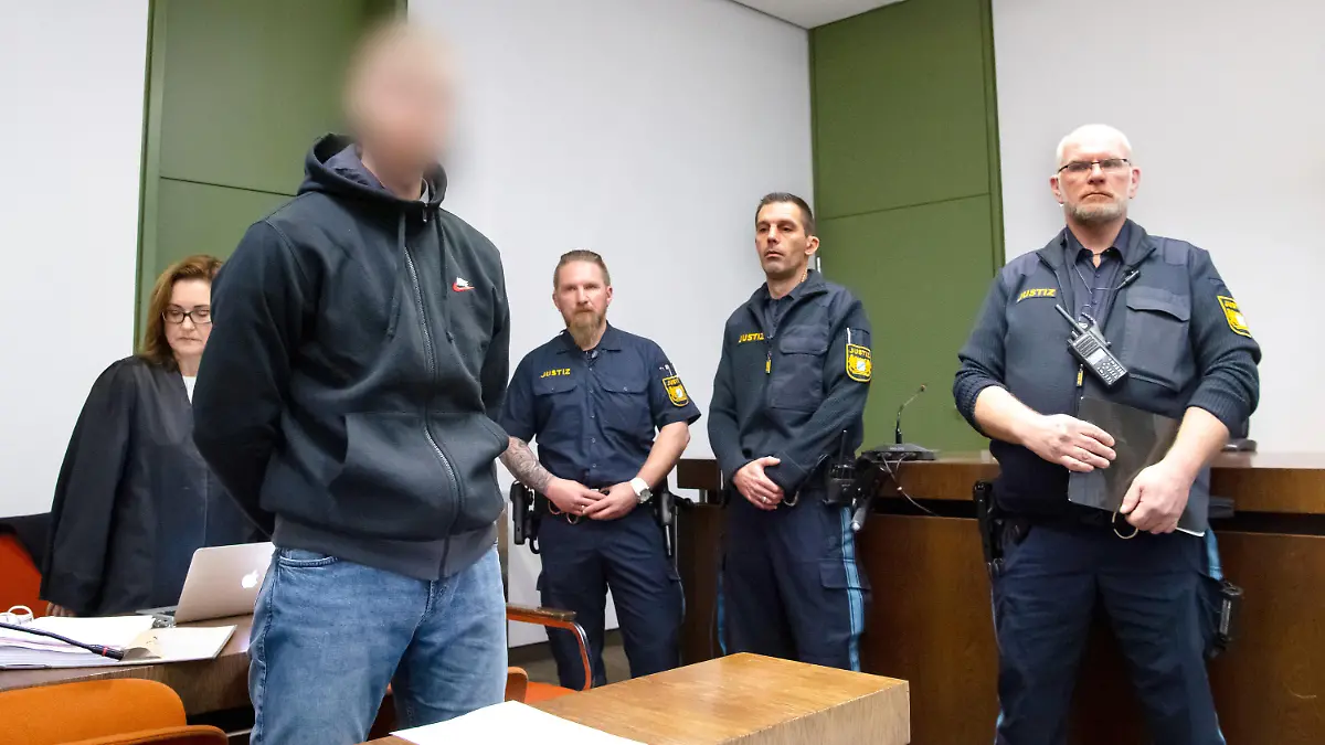 10.12.2019, Bayern, München: Der wegen Mordes und mehrfachen Mordversuchs angeklagte 21-Jährige (2.v.l.) steht vor Prozessbeginn zusammen mit seiner Anwältin Birgit Schwerdt (l) im Sitzungssaal im Landgericht. Laut Anklage soll der Mann im Sommer 2018 die 25 Jahre alte Schwester seiner Ex-Freundin in der Wohnung der Familie mit einem Messer getötet haben. Auch die Mutter und den 15-jährigen Bruder soll er angegriffen haben. Foto: Sven Hoppe/dpa - ACHTUNG: Der Angeklagte wurde auf Wunsch seiner Anwältin gepixelt +++ dpa-Bildfunk +++