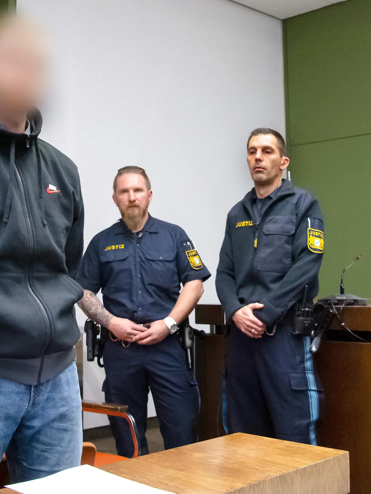 10.12.2019, Bayern, München: Der wegen Mordes und mehrfachen Mordversuchs angeklagte 21-Jährige (2.v.l.) steht vor Prozessbeginn zusammen mit seiner Anwältin Birgit Schwerdt (l) im Sitzungssaal im Landgericht. Laut Anklage soll der Mann im Sommer 2018 die 25 Jahre alte Schwester seiner Ex-Freundin in der Wohnung der Familie mit einem Messer getötet haben. Auch die Mutter und den 15-jährigen Bruder soll er angegriffen haben. Foto: Sven Hoppe/dpa - ACHTUNG: Der Angeklagte wurde auf Wunsch seiner Anwältin gepixelt +++ dpa-Bildfunk +++