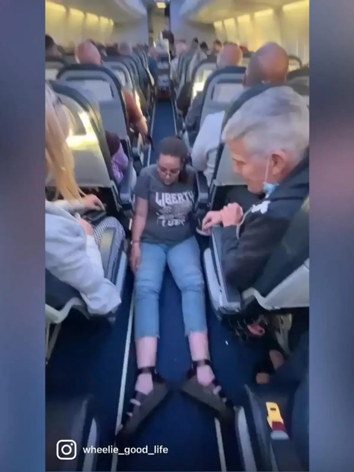 Für Jenny Berrie wird der Gang zur Toilette zur Tortur. Die Rollstuhlfahrerin muss sich mit großer Kraftanstrengung über den Gang schleppen, an allen Passagieren vorbei. Der Rollstuhl passt nämlich nicht durch die schmalen Gänge der AlbaStar-Maschine. Als sei das nicht schlimm genug, machen ihr die Flugbegleiter einen erniedrigenden Vorschlag.