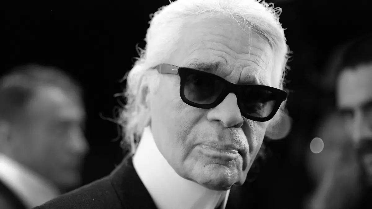 ARCHIV - 20.11.2012, Berlin: Der deutsche Modezar Karl Lagerfeld bei der Eröffnung der Ausstellung «The Little Black Jacket». Der deutsche Modeschöpfer Karl Lagerfeld ist gestorben. Das teilte Chanel am 19.02.2019 in Lagerfelds Geburtsstadt Hamburg mit. Foto: Britta Pedersen/dpa-Zentralbild/dpa +++ dpa-Bildfunk +++