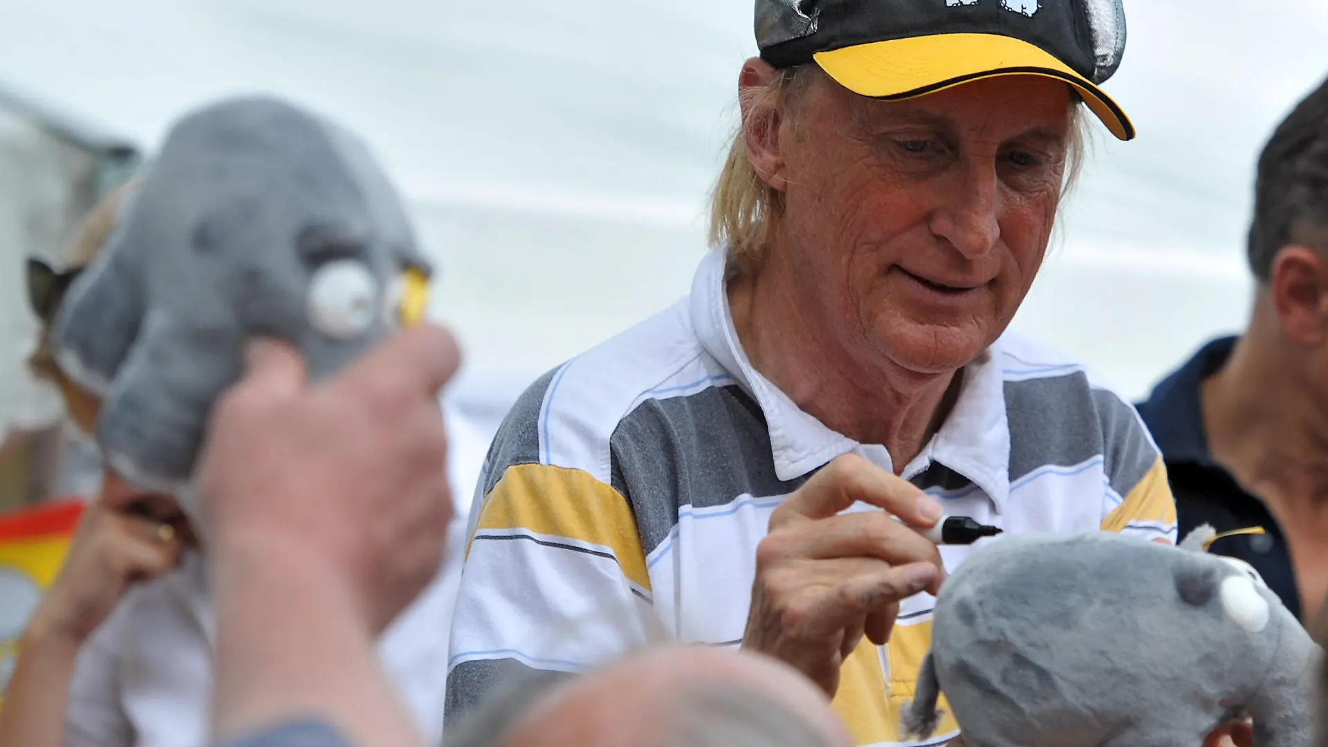 Der Komiker Otto Waalkes gibt am 28.06.2014 in Giengen (Baden-Württemberg) Autogramme. Er präsentierte beim Spielwarenhersteller Steiff die Plüschversion seiner Ottifanten. Foto: Stefan Puchner/dpa +++(c) dpa - Bildfunk+++