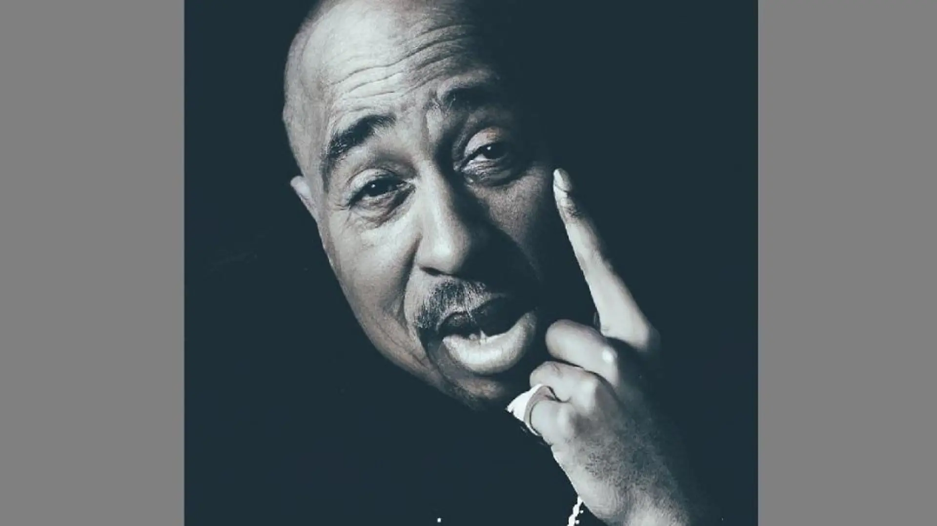 Der Künstler Alper Yesiltas hat mittels einer KI-Technologie ein Portrait von Tupac Shakur, wie er heute aussehen würde, erschaffen.