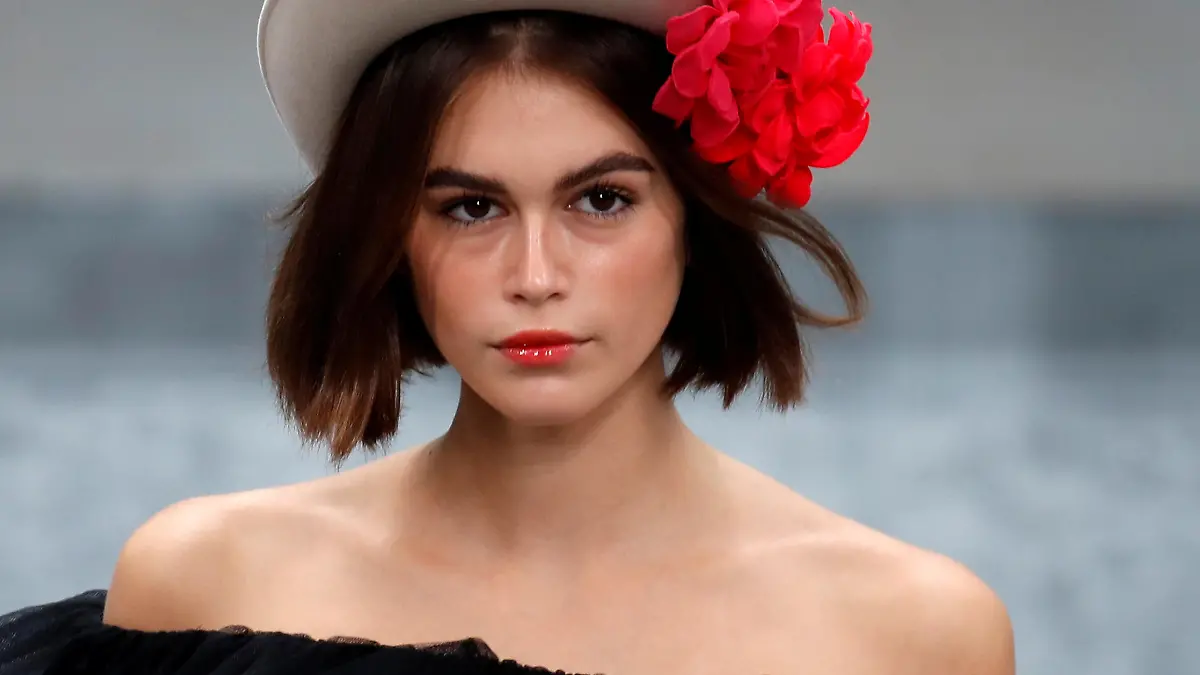 Model Kaia Gerber presents a creation by designer Virginie Viard as part of her Spring/Summer 2020 women's ready-to-wear collection show for fashion house Chanel during the Paris Fashion Week in Paris, France, October 1, 2019. REUTERS/Gonzalo Fuentes