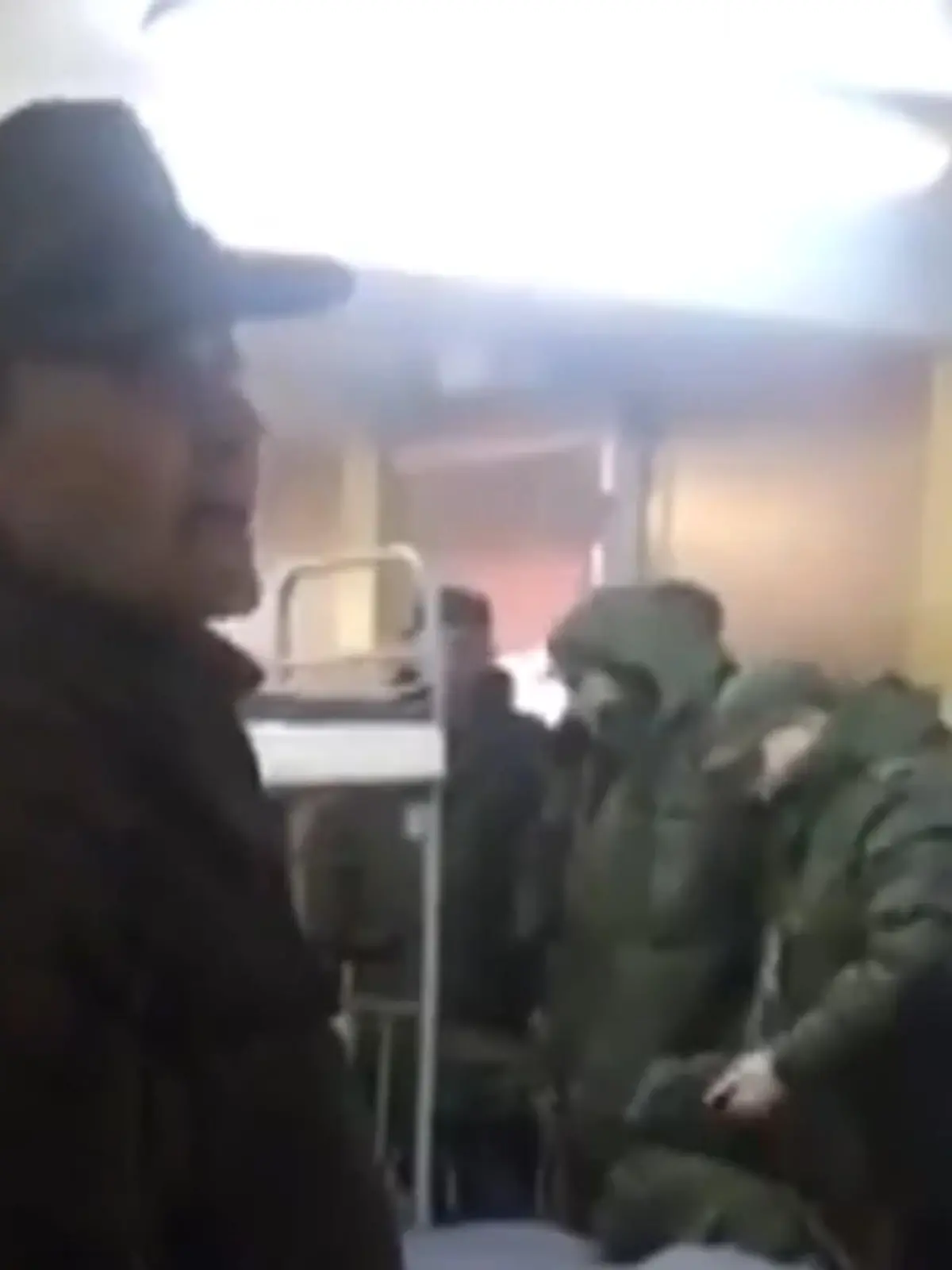Putin zwingt Tausende junge Männer an die Front, um in der Ukraine für seine Ziele zu kämpfen. Und das mit einer miserablen Ausstattung, wie ein Video aus Russland zeigt. Dort wird Reservisten unter anderem gesagt, dass sie „billige Tampons“ an die Front mitnehmen sollen. Und diese sollen sie sich noch selbst kaufen.