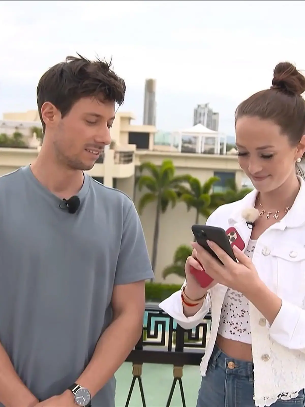 Bild zu: "Christina checkt Marcos Handy"
