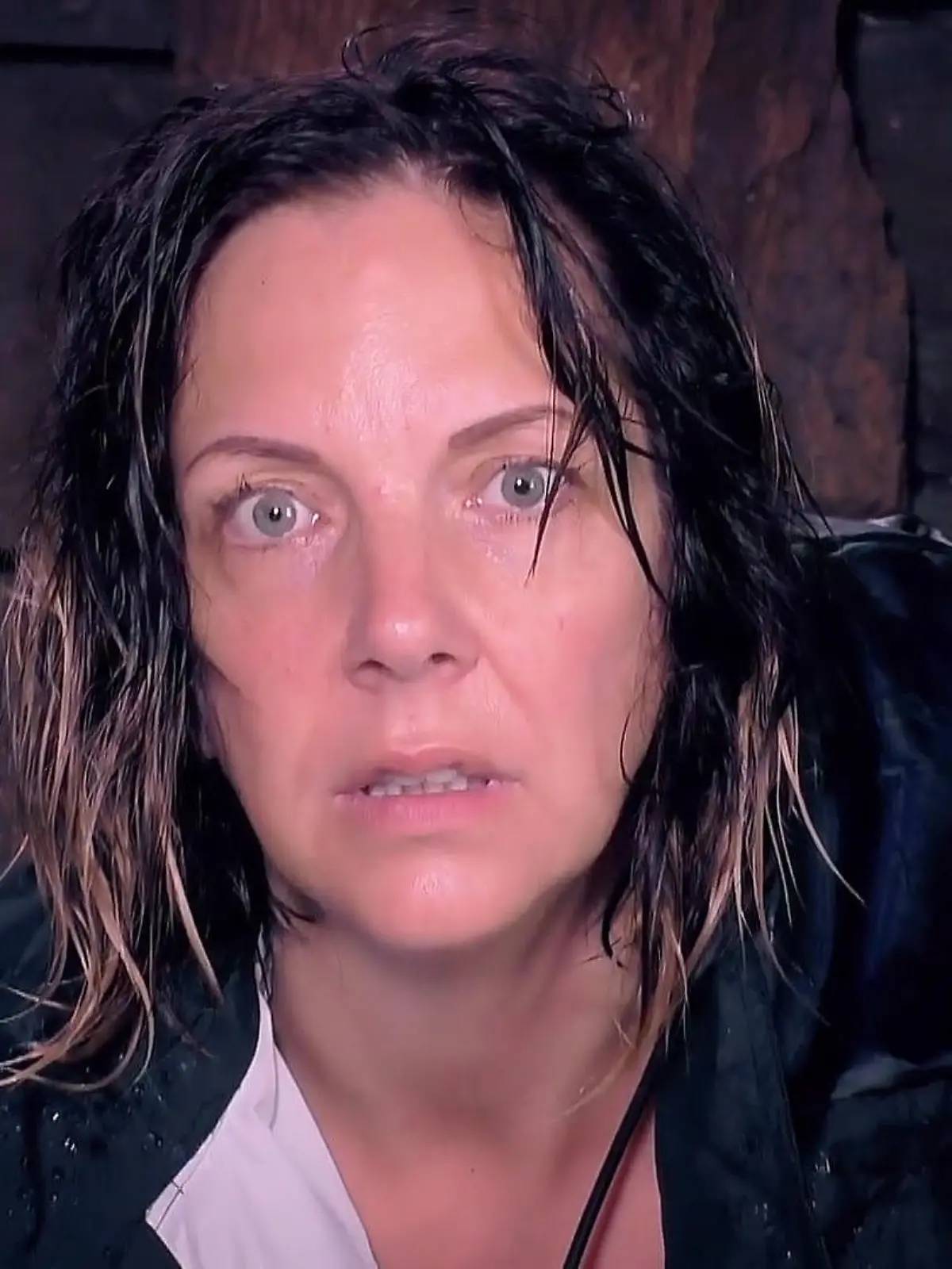 Danni Büchner wird heftig von dem großen Regen im Dschungelcamp 2020 getroffen.