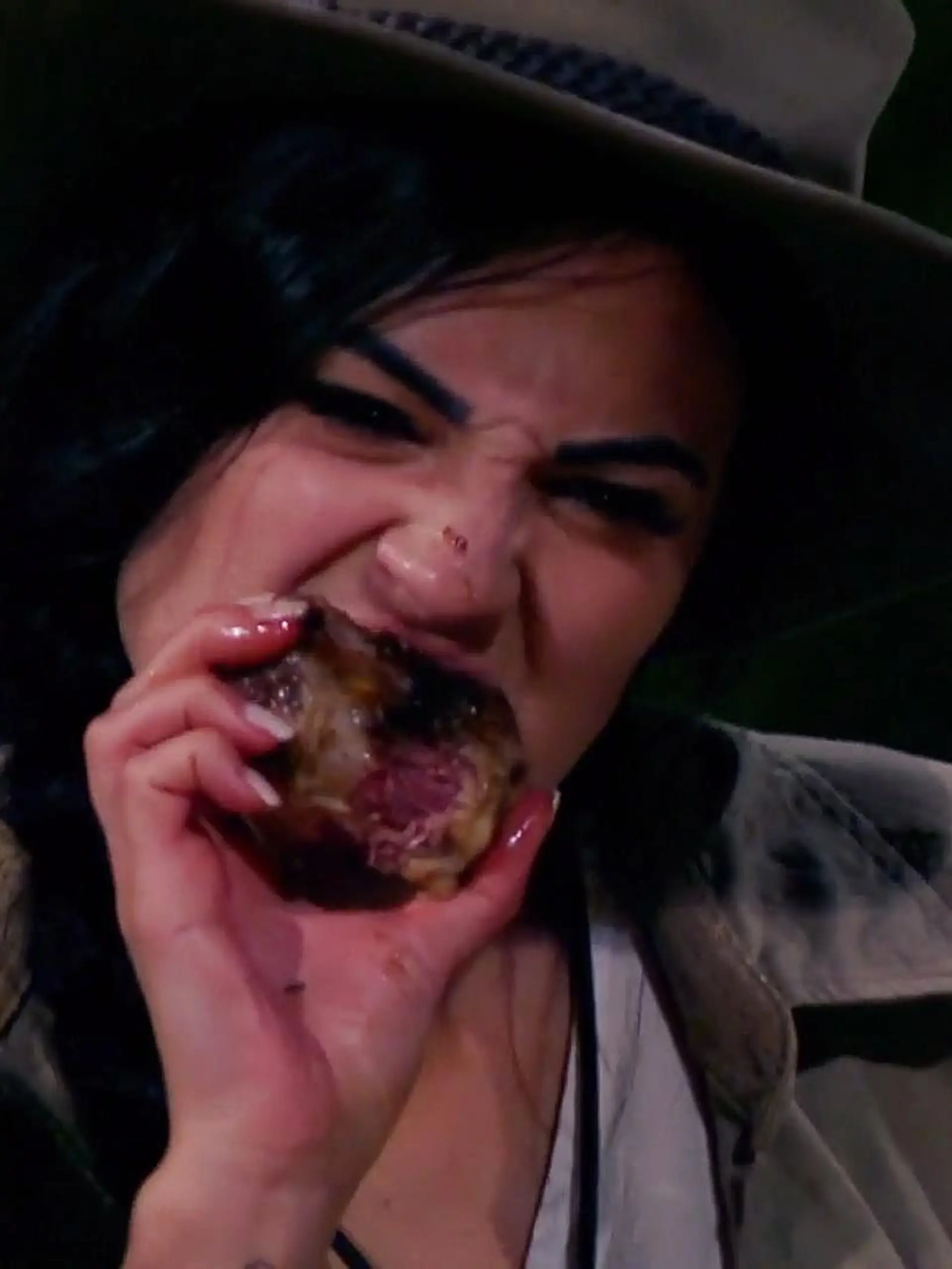 Elena Miras genießt mit den anderen Campern das erste Richtig große Essen im Dschungelcamp 2020.