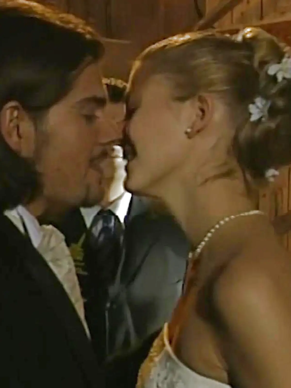 Leon heiratet Cora.