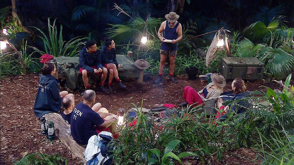 Raúl Richter verkündet im Dschungelcamp 2020, dass alle Camper ihre Luxusgegenstände wegen Regelverstößen abgeben müssen.
