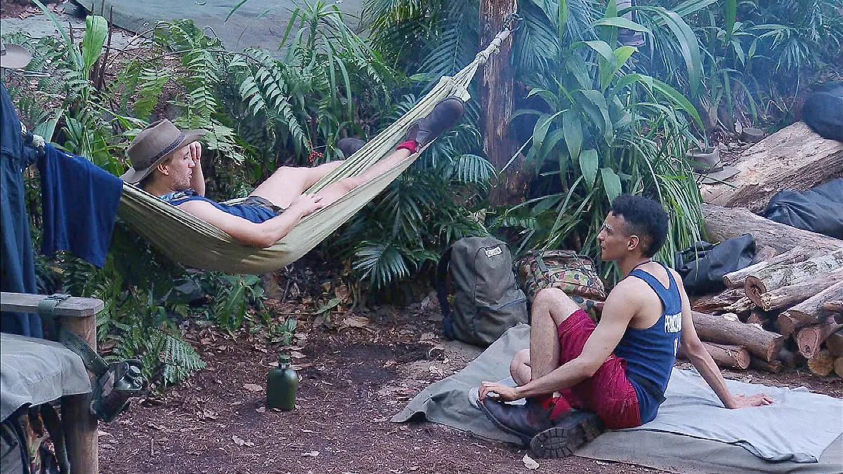 Raúl Richter versucht Prince Damien im Dschungelcamp 2020 an den Mann zu bringen.