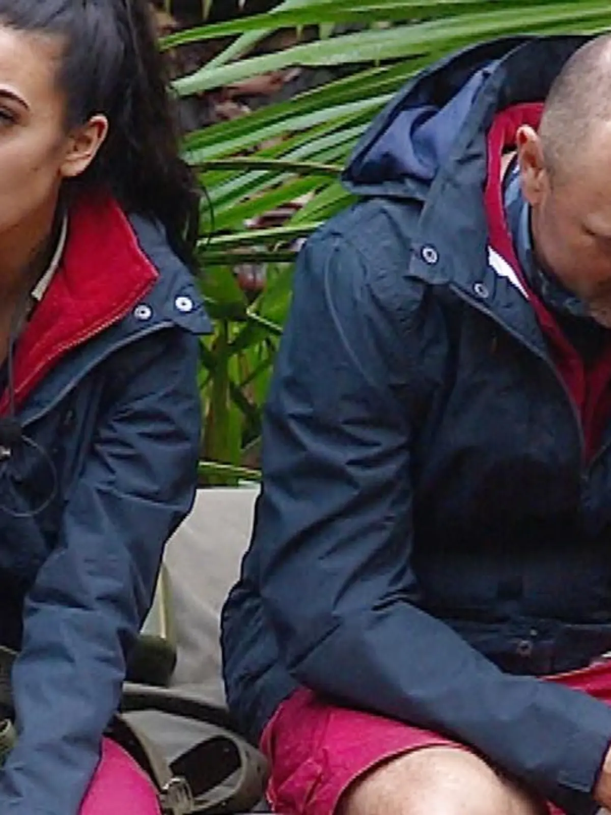 ACHTUNG: SPERRFRIST FÜR ALLE MEDIEN BIS SONNTAG, 12.01.2020, 23.29 UHR !!! 
Tag 3 im Camp. Prince Damien ist Single. "Mit 29 Single, das ist doof. Elena, du bist 27 und hast einen Mann, ein Kind…“ Elena Miras (M.) fällt ihm ins Wort und streckt die Hand hoch: „Kein Mann, einen Freund! Ich warte auf den Ring!“ Links Toni Trips, rechts Sven Ottke.   Die Verwendung des sendungsbezogenen Materials ist nur mit dem Hinweis und Verlinkung auf TVNOW gestattet.