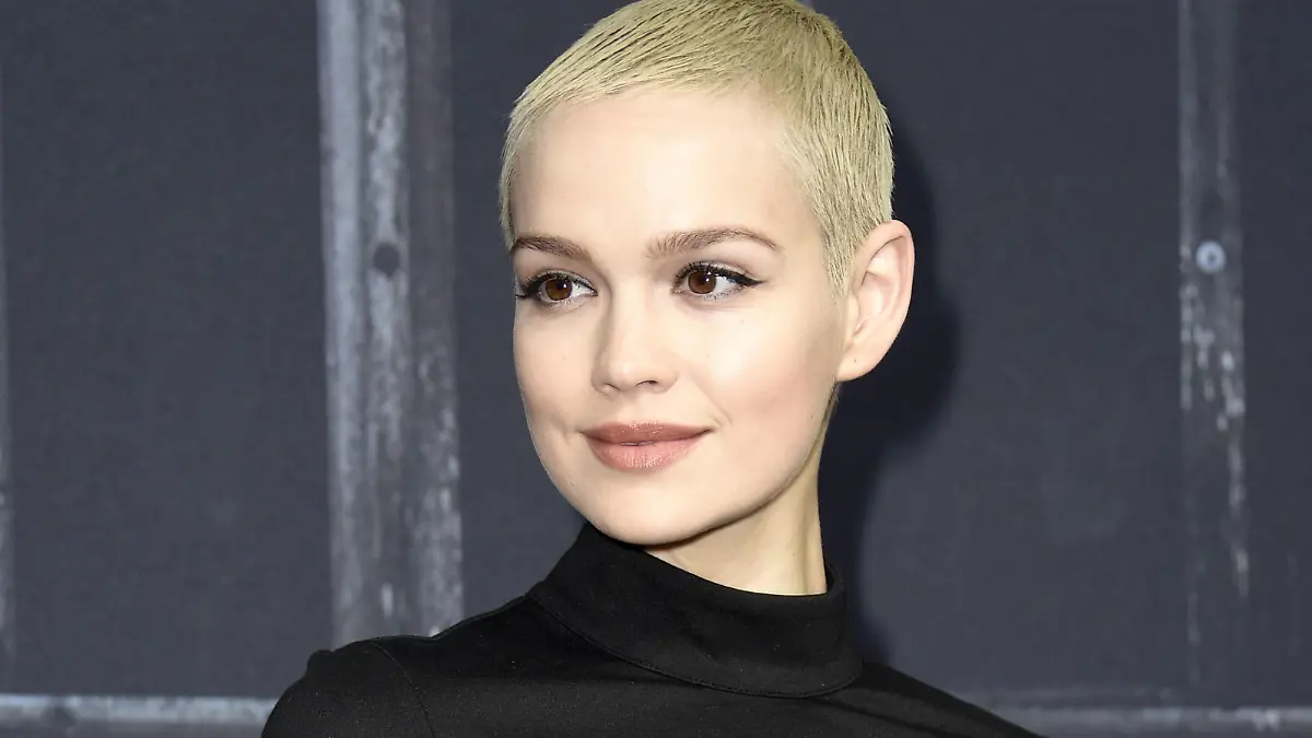 Emilia Schüle mit kurzen Haaren