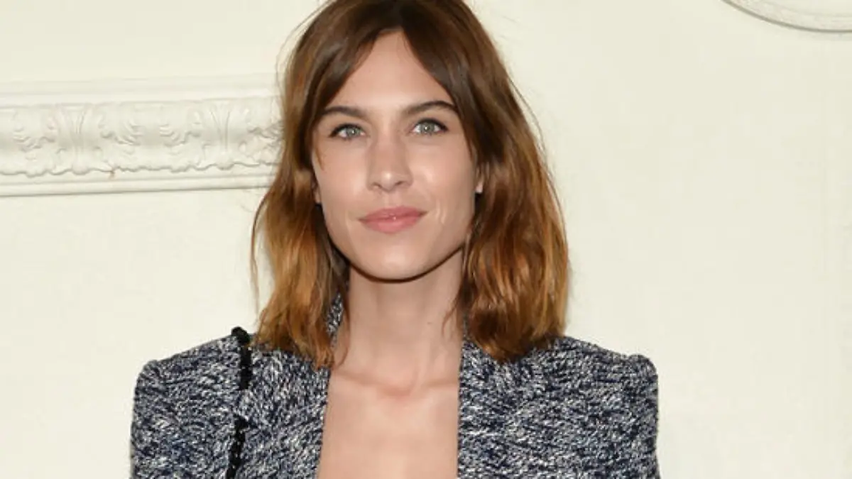 Stilsicher kombiniert: It-Girl Alexa Chung in Schlaghose auf der Chanel-Show