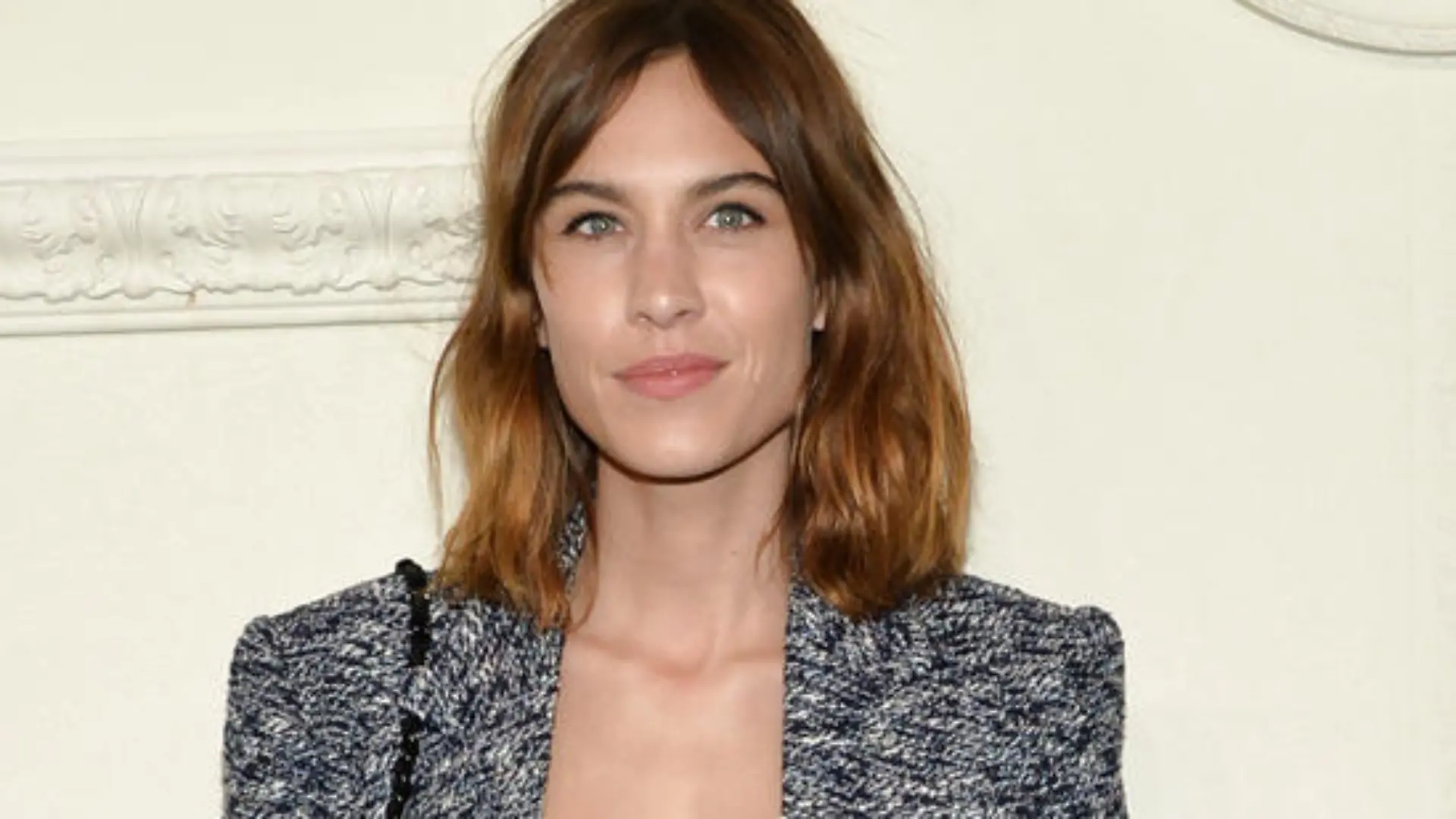 Stilsicher kombiniert: It-Girl Alexa Chung in Schlaghose auf der Chanel-Show