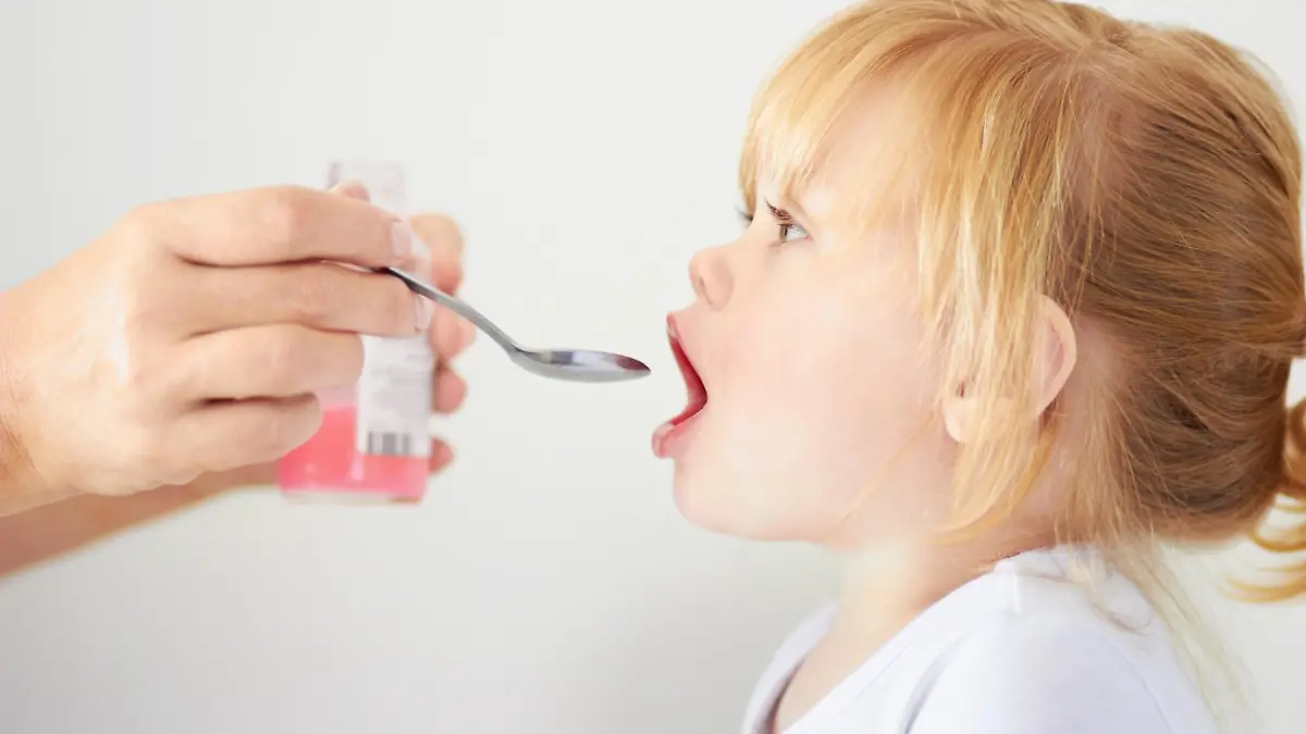 A cute baby girl with her mouth open to be fed with a spoonhttp://195.154.178.81/DATA/shoots/ic_781088.jpg