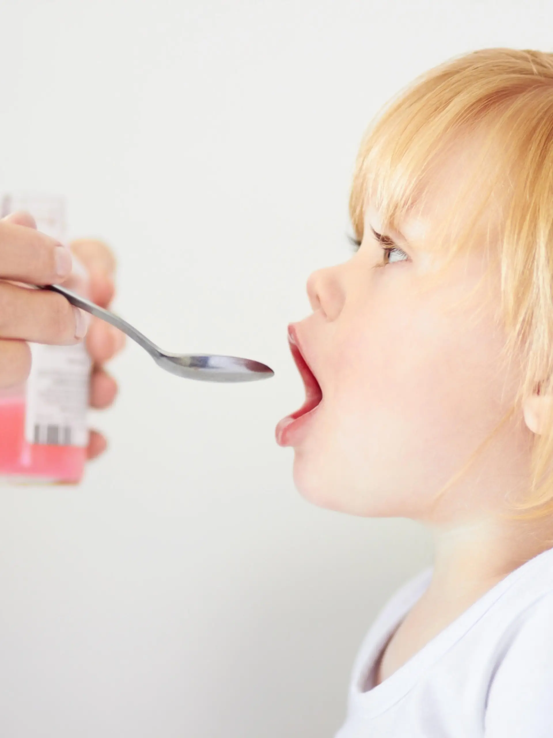 A cute baby girl with her mouth open to be fed with a spoonhttp://195.154.178.81/DATA/shoots/ic_781088.jpg