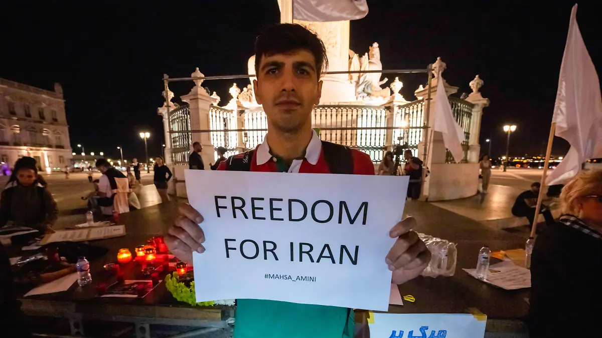 An activist is seen holding a placard against violence during a rally in favor of the people of Iran. Mahsa Amini, a 22-year-old woman, died on Friday, September 16 in police custody after being arrested by the Morality Police in Tehran, triggering a large number of protests in different regions of Iran that have claimed the lives of several people. - Jorge Castellanos / SOPA Images//SOPAIMAGES_sipa.036/2209241044/Credit:SOPA Images/SIPA/2209241056