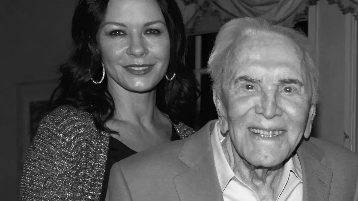 Dec 9, 2015 - Beverly Hills, California, U.S. - KIRK DOUGLAS, center, celebrates his 99th birthday with son MICHAEL DOUGLAS, right, and CATHERINE ZETA-JONES, left at Kirk Douglas house. Beverly Hills U.S. PUBLICATIONxINxGERxSUIxAUTxONLY - ZUMA
