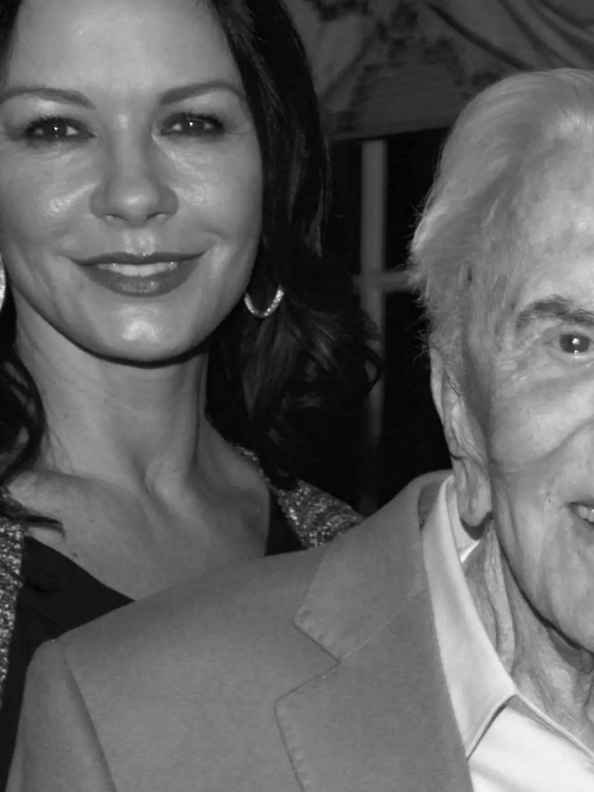  Dec 9, 2015 - Beverly Hills, California, U.S. - KIRK DOUGLAS, center, celebrates his 99th birthday with son MICHAEL DOUGLAS, right, and CATHERINE ZETA-JONES, left at Kirk Douglas house. Beverly Hills U.S. PUBLICATIONxINxGERxSUIxAUTxONLY - ZUMA