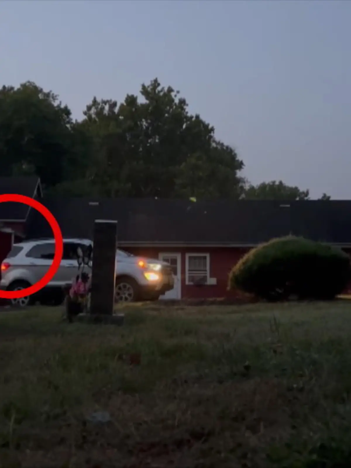 Was macht er denn da? Diesen Grabpisser hat eine Überwachungskamera ertappt!
In Rockland County lässt ein wütender Mann seinem Hass im wahrsten Sinne "freien Lauf". Jeden Morgen fährt er zum Grab einer Ex-Geliebten, pinkelt auf die Ruhestätte und fährt wieder, als wäre nichts gewesen. Obwohl die beiden nur eine kurze Beziehung hatten, die schon mehrere Jahrzehnte zurück liegt, scheint er seine Emotionen nicht im Griff zu haben. Schon vor einigen Monaten fiel er negativ auf, indem er "Kotbeutel" am Grab der Verstorbenen ablegte.
Die Familie der Toten versucht jetzt verzweifelt gegen den Grabschänder vorzugehen, bislang vergeblich. Denn: Erst bei einem Schaden von über 250 Dollar greift in diesem Bereich der USA das Gesetz gegen Grabschändung.
weißes_häkchen
eyes
erhobene_hände::hautton-3