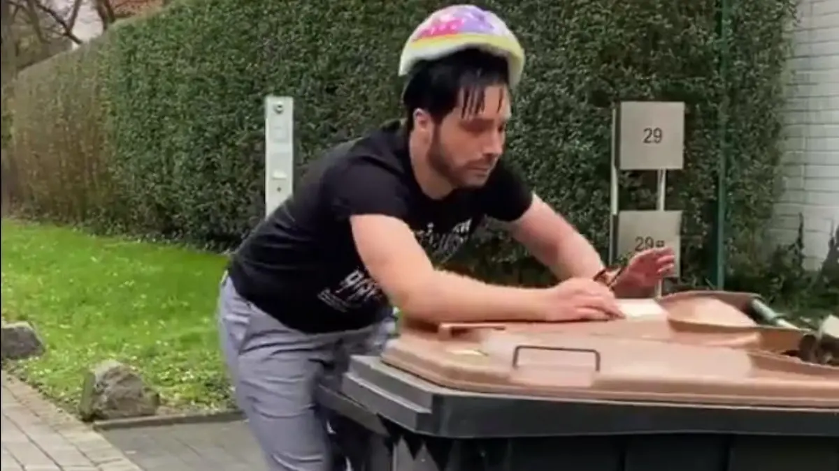 Bei seiner neuesten Wendler-Parodie legt Oliver Pocher sich hin