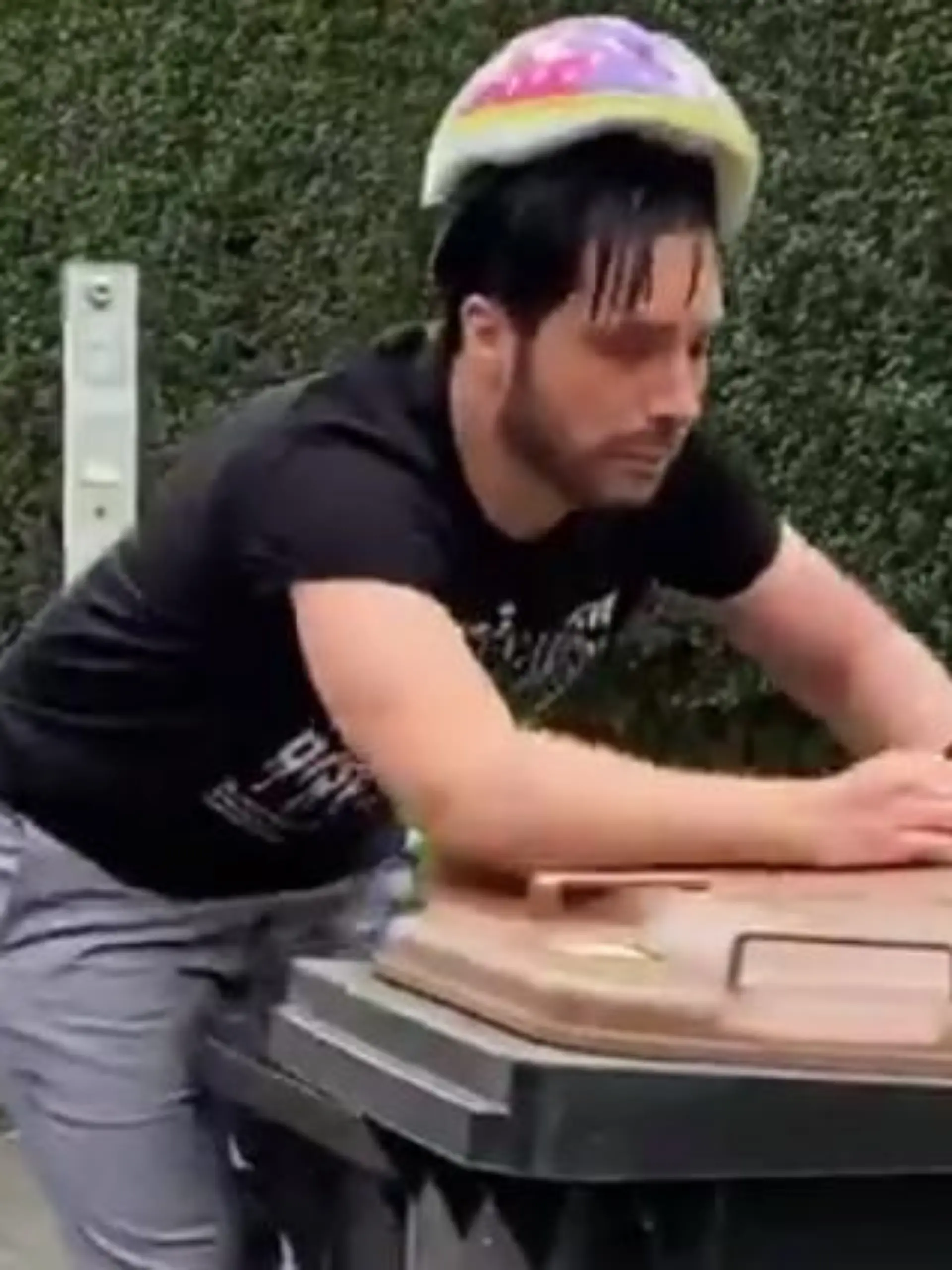 Bei seiner neuesten Wendler-Parodie legt Oliver Pocher sich hin