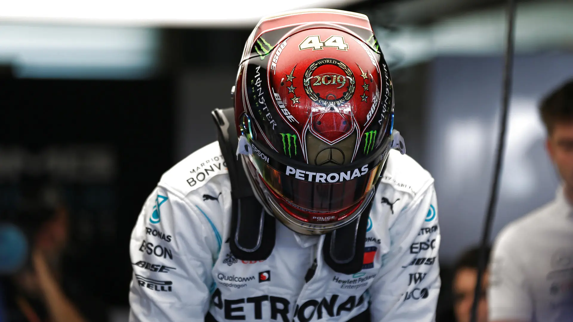 Lewis Hamilton mit seinem besonderen Helm-Design zum Gewinn der sechsten Weltmeisterschaft 2019.