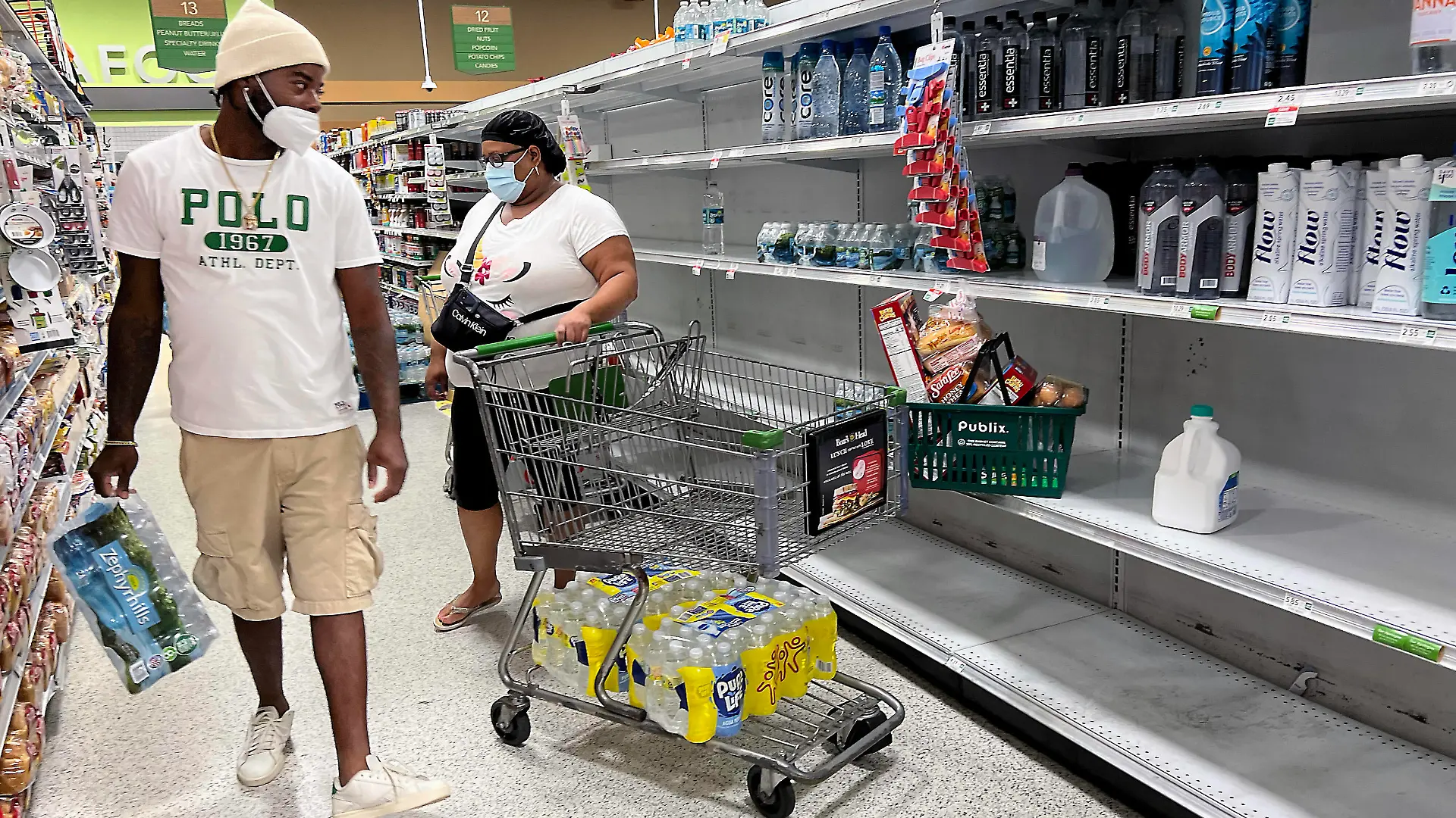 September 24, 2022, FT. LAUDERDALE, FLORIDA, USA: Shoppers stock up on emergency water and hurricane supplies at a supermarket in Ft. Lauderdale, Florida on September 24, 2022. Florida declared a state of emergency as Tropical Storm Ian, predicted to become a Category 4 hurricane, gathers strength over the Caribbean and is expected to bring intense hurricane rain and wind to the state next week. FT. LAUDERDALE USA - ZUMAs139 20220924_zap_s139_005 Copyright: xStephenxShaverx