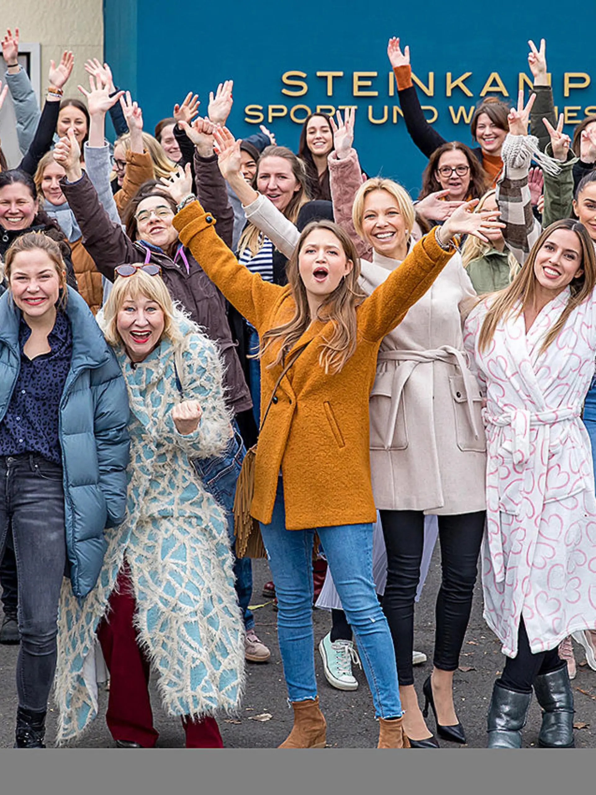 Vordere Reihe v.l. Franziska van der Heide, Ingeborg Brings, Amrei Haardt, Birte Glang, Alexandra Fonsatti und im Hintergrund: zahlreiche Frauen aus dem AWZ-Team, darunter RTL-Redakteurin Katharina Katzenberger (3.v.l.)