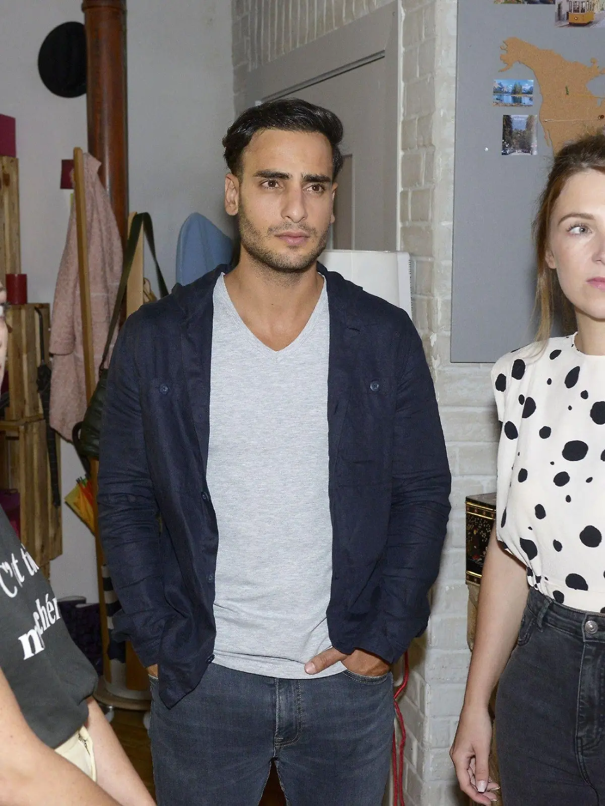 Emily (Anne Menden, l.), Nihat (Timur Ülker) und Lilly (Iris Mareike Steen) wollen vermeiden, dass Toni von ihrem Erlebnis mit Martin erfährt.

Die Verwendung des sendungsbezogenen Materials ist nur mit dem Hinweis und Verlinkung auf RTL+ gestattet.